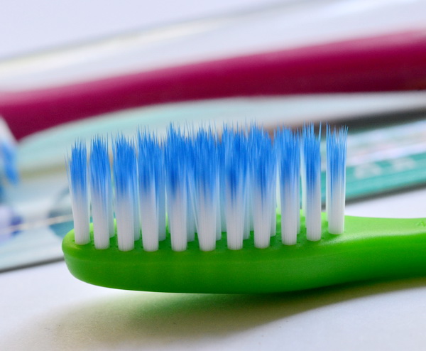 Зубна щітка Jordan Clean Вetween для чутливих зубів та ясен (середня) - купити в інтернет-магазині Юнимед